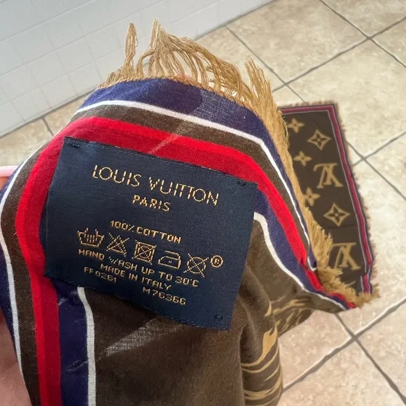 Authentic Louis Vuitton Monogram Bliss Stole. In great condition. Used once - Picture 3 of 6